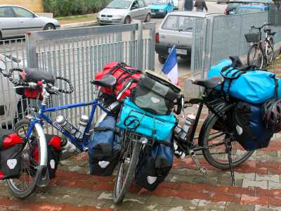 I due veicoli a due ruote sono carichi di bagagli con tutto il necessario per affrontare un viaggio lungo quattro anni